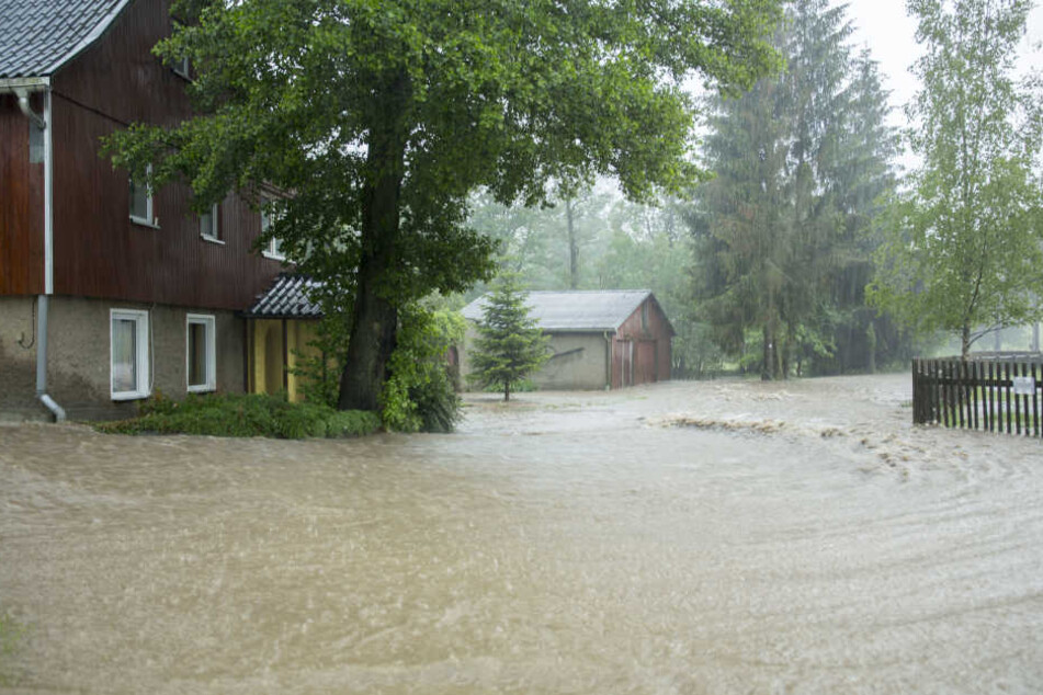 Bei einem Gewitter mit Starkregen im Bereich Adorf/Bad Elster/ Oelsnitz wurden zahlreiche Straße überflutet.