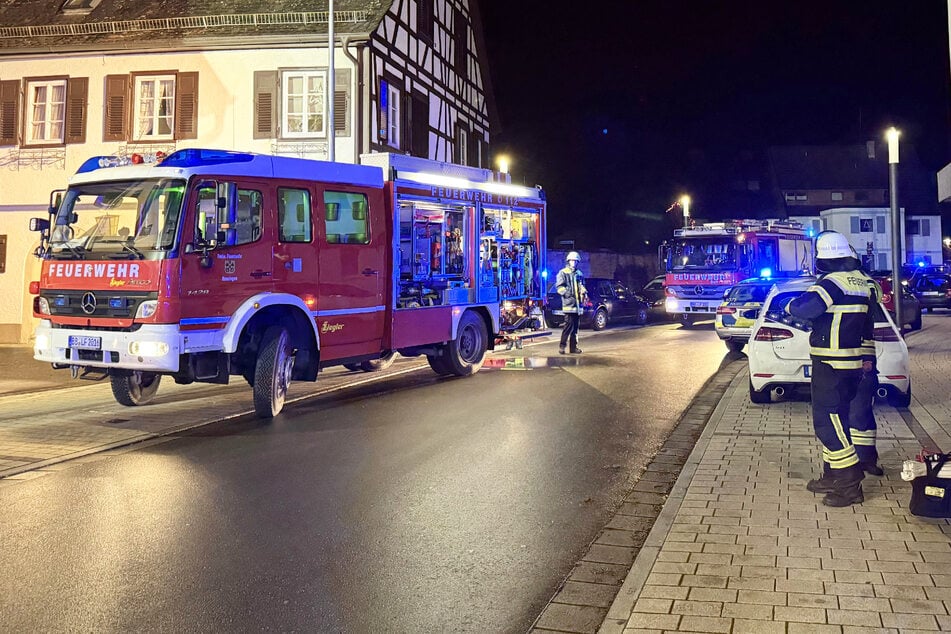 Die Feuerwehr war mit mehreren Löschfahrzeugen vor Ort.