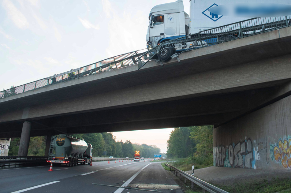 Lastwagen kracht in Brücken-Geländer: Fahrer stirbt wenig später im Krankenhaus