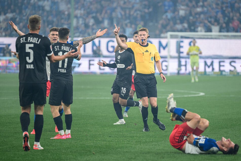 Arkadiusz Pyrka (22, Zweiter von links) hatte Nicolás Capaldo (26, r.) abgeräumt. Dingert zückte aber nur Gelb, zum Unverständnis des HSV.
