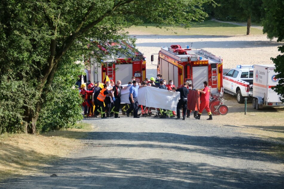 Die Rettungskräfte brachten den Mann unter laufenden Reanimationen in ein Krankenhaus.