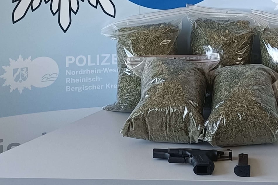 Durchsuchung der Polizei: 25-Jähriger bunkert kiloweise Cannabis in seiner Wohnung