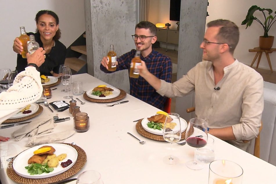 Der Hauptgang - Kalbsschnitzel mit "Omas" Kartoffelsalat - kommt zwar gut an, den Gästen fehlt es jedoch an Raffinesse.