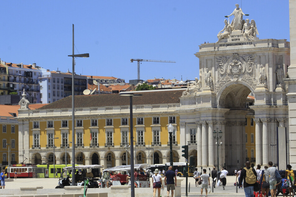 Touristen am Comercio-Platz in Portugals Hauptstadt Lissabon.