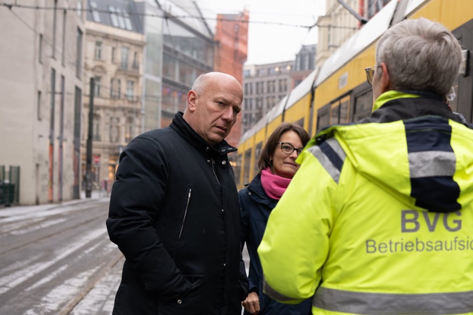 Kai Wegner (53, CDU) erkundigt sich beim BVG-Personal nach der aktuellen Lage.