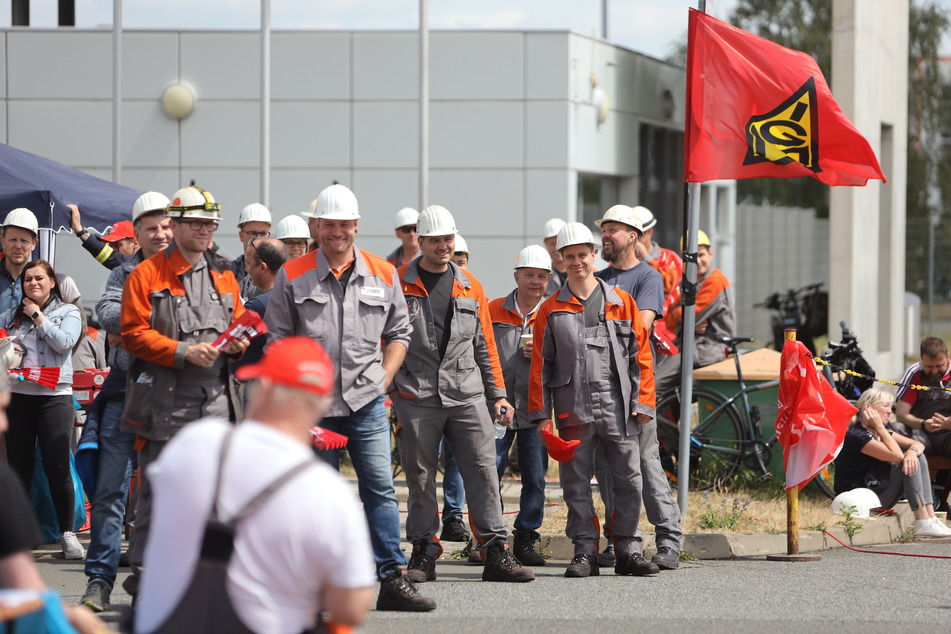 Die Gewerkschaft fordert 8,2 Prozent mehr Geld für die 8000 Beschäftigten der ostdeutschen Stahlindustrie.