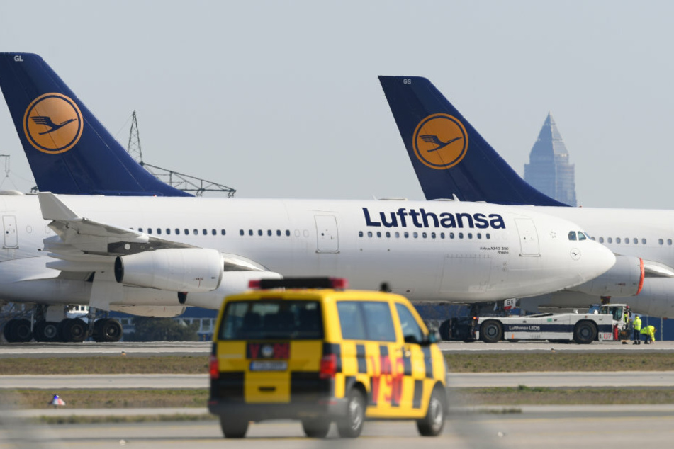 Hessen, Frankfurt/Main: Passagiermaschinen der Lufthansa parken auf Nordwest-Landebahn am Frankfurter Flughafen. Seit dem Morgen ist die Landebahn gesperrt und dient als Parkfläche für die Maschinen der Lufthansa-Flotte.