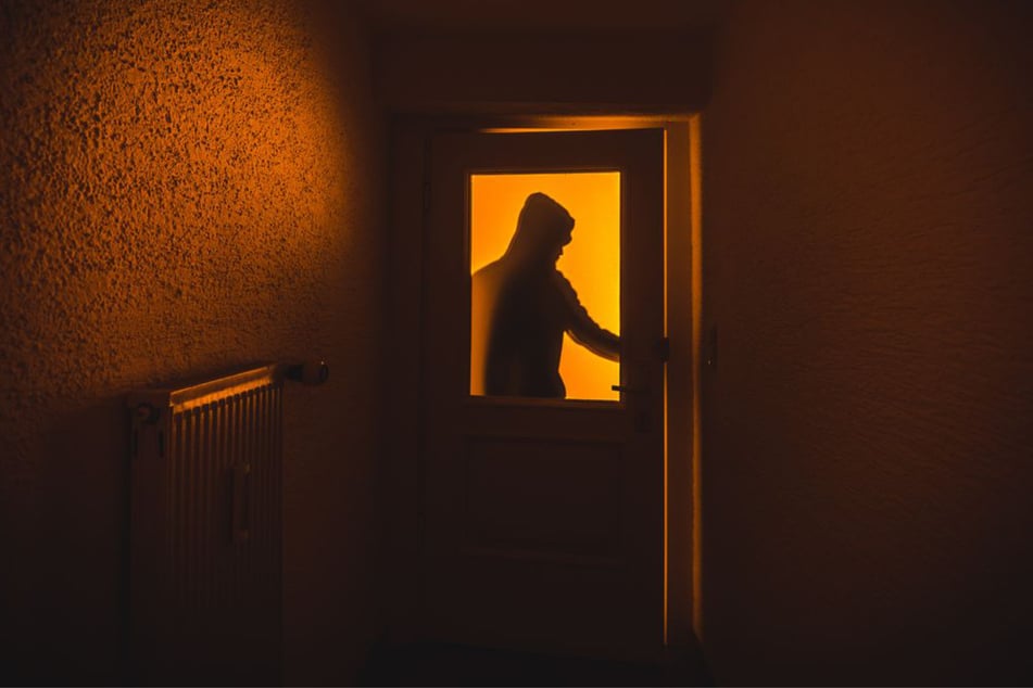 Die Einbrecher verschafften sich Zugang zu einer Dachgeschosswohnung. (Symbolfoto)