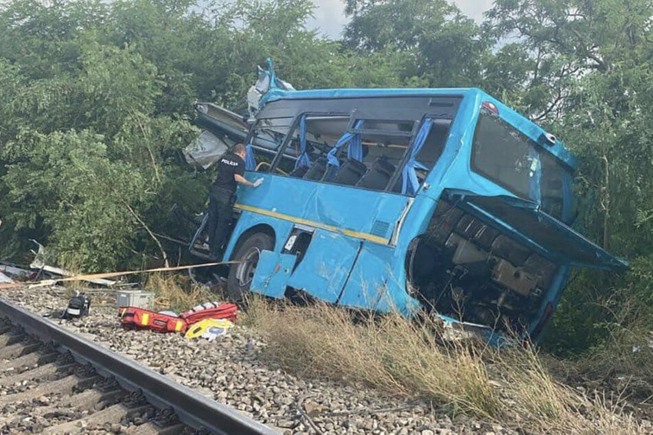 Die Passagiere, die lebend aus dem blauen Linienbus kamen, müssen einen Schutzengel gehabt haben.