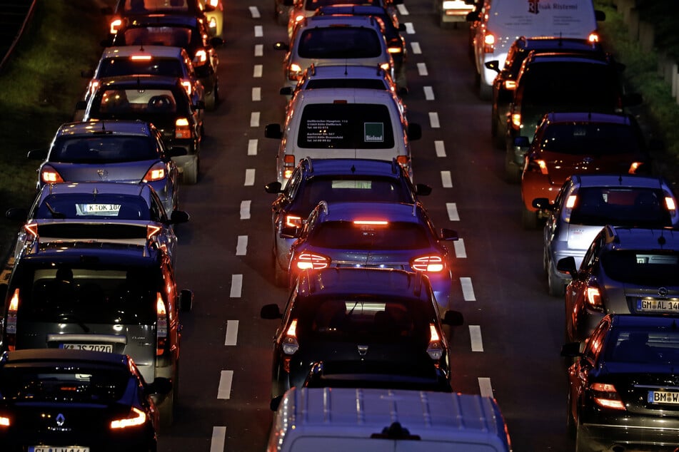 Die Stadt Köln will untersuchen, mit welchen Maßnahmen die hohe Verkehrsbelastung auf der Luxemburger Straße reduziert werden kann.