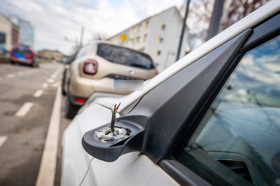 Der Mann demolierte ein Auto. (Symbolbild)