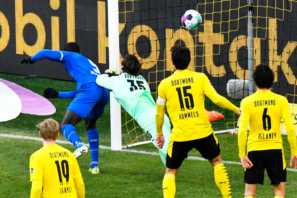 Slapstick pur! BVB-Keeper Marwin Hitz (M.) faustet Ihlas Bebou (2.v.l.) an, von dem der Ball zum 2:1 für die TSG Hoffenheim ins Tor springt.