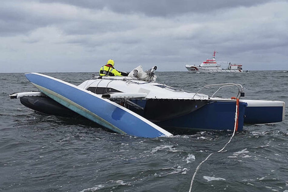 Dramatischer Einsatz auf der Nordsee! Trimaran zerbricht