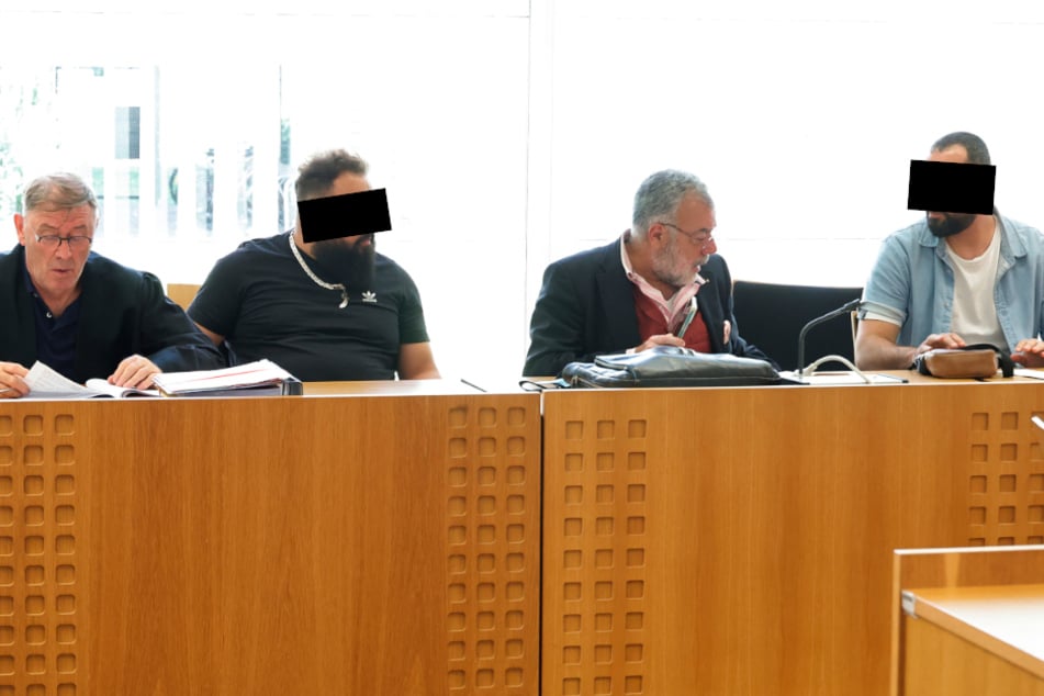 Sliman K. (32, 2.v.l) und Hasan T. (33, r) mussten sich am heutigen Montag vor dem Amtsgericht Chemnitz wegen Betrugs verantworten.