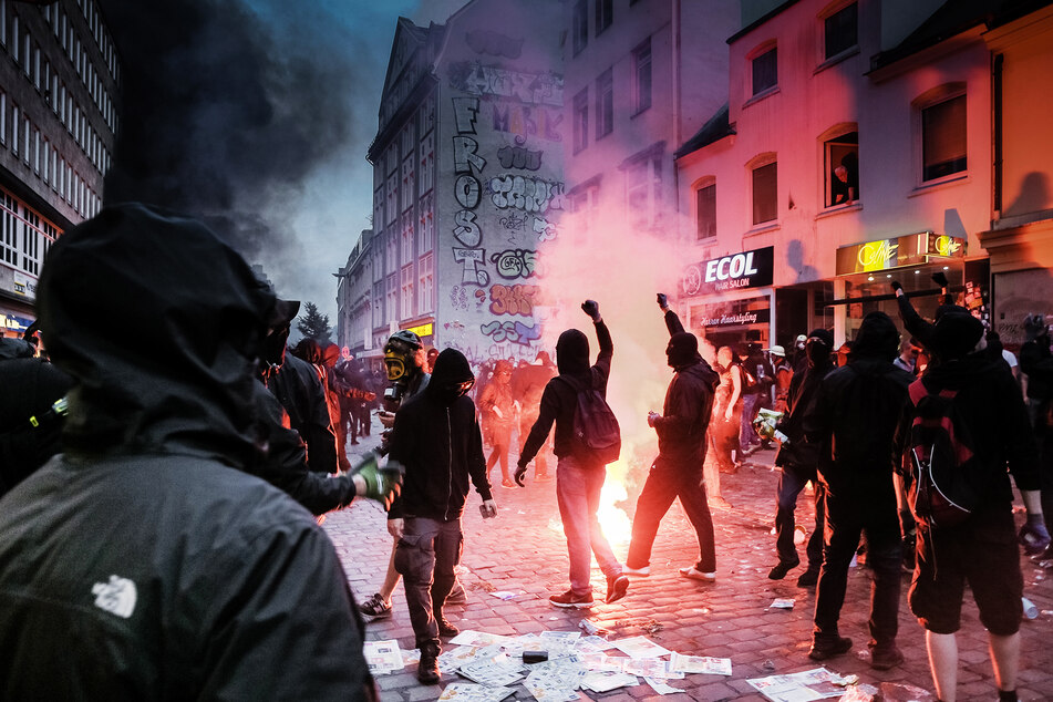 Bilder, die um die Welt gingen: Während die Chefs der 20 größten Länder in Hamburg tagten, eskalierten Demonstrationen auf den Straßen der Hansestadt.