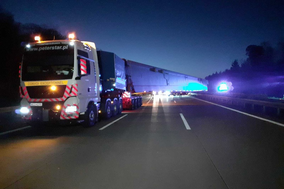 Der Laster blockiert die komplette Fahrtrichtung.