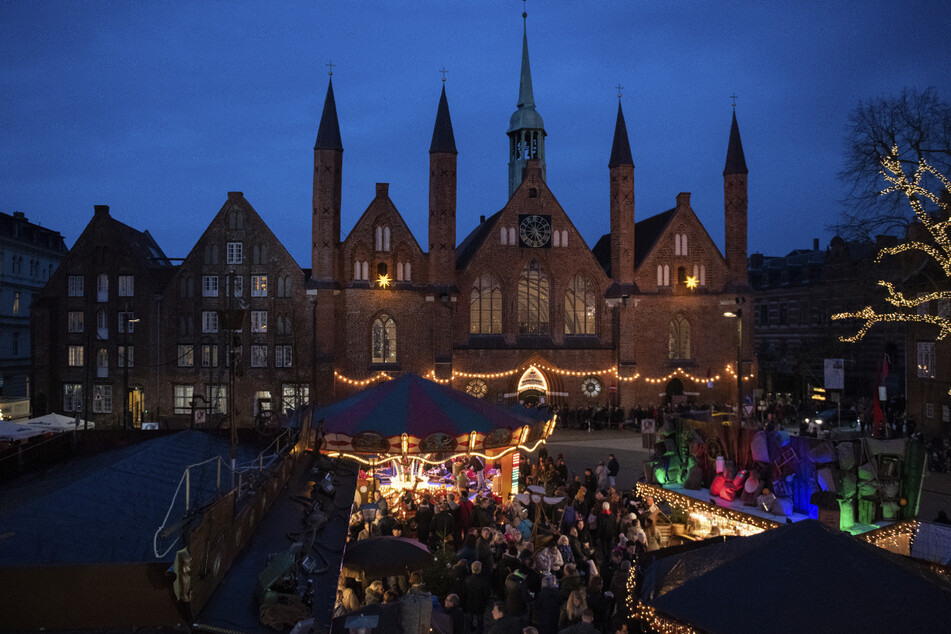 Auf dem Kunsthandwerkermarkt in Lübeck gab es einen Corona-Fall. (Archivbild)