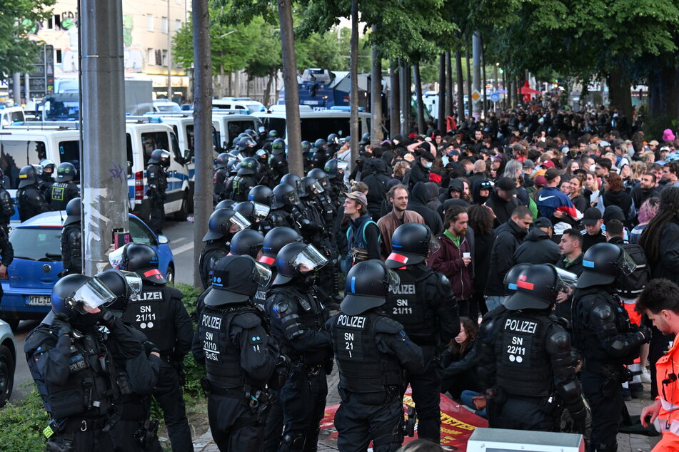 Während des Polizeikessels am "Tag X" in Leipzig war auch ein vermummter Staatsanwalt anwesend. Laut Behörden könnte dieser sich jetzt in Gefahr befinden.