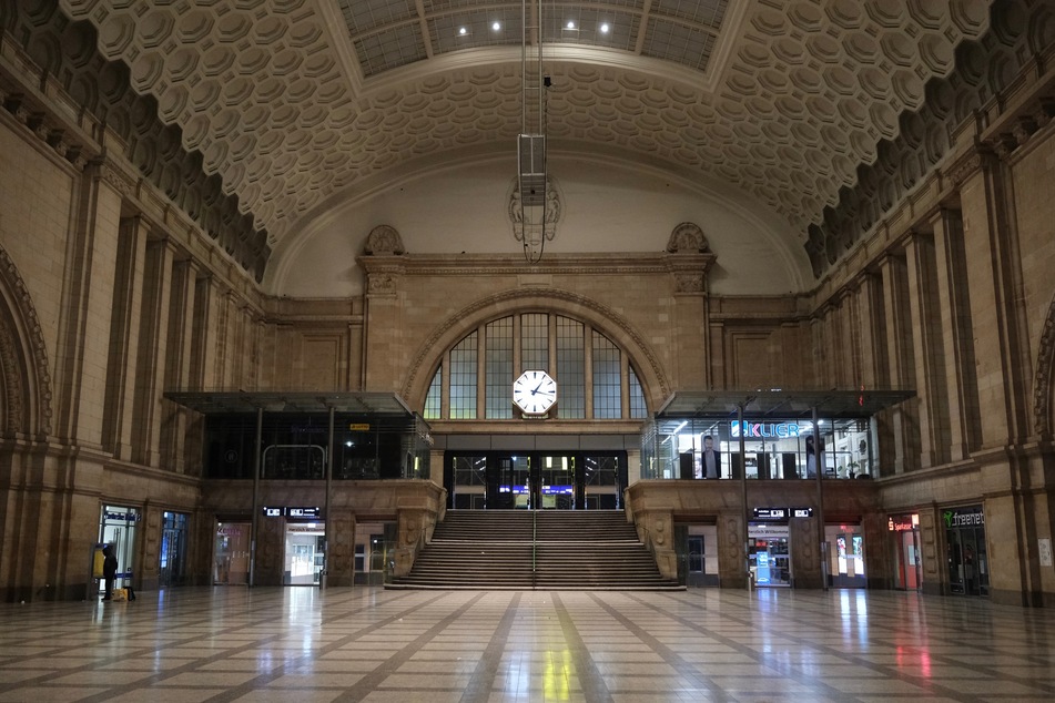 Der Leipziger Hauptbahnhof beeindruckt mit seinen riesigen Hallen sowie seiner prunkvollen Gestaltung.