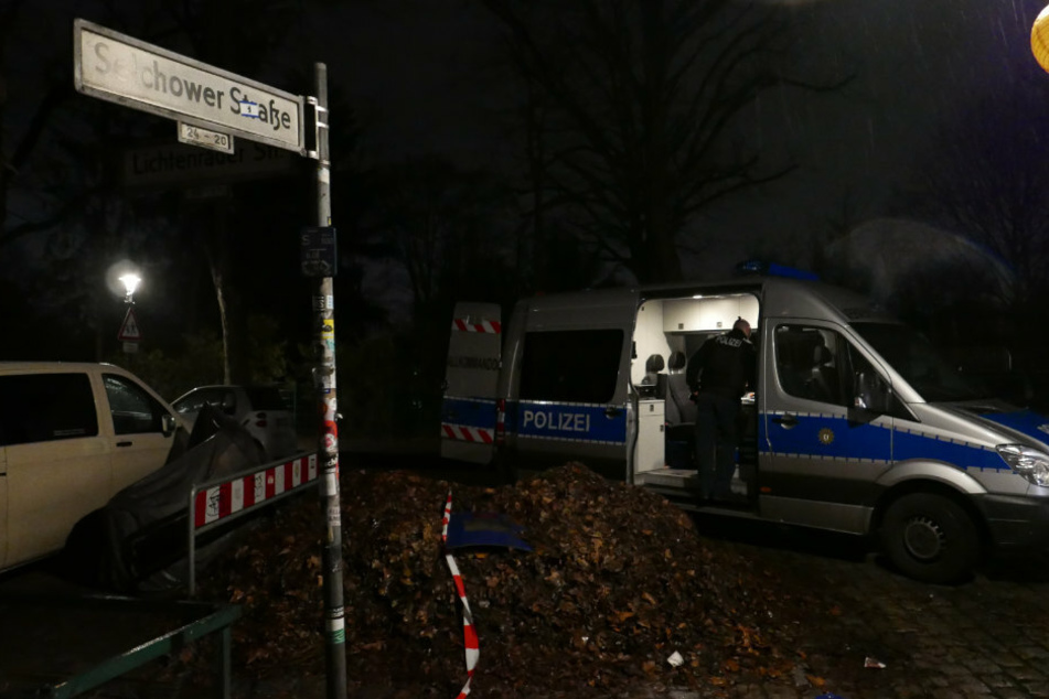 Ein Einsatzwagen der Berliner Polizei steht in der Lichtenrader Straße Ecke Selchower Straße in Berlin-Neukölln.