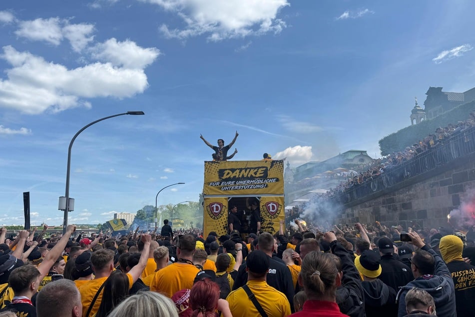 Der Truck steuert durch die Menge am Terrassenufer.