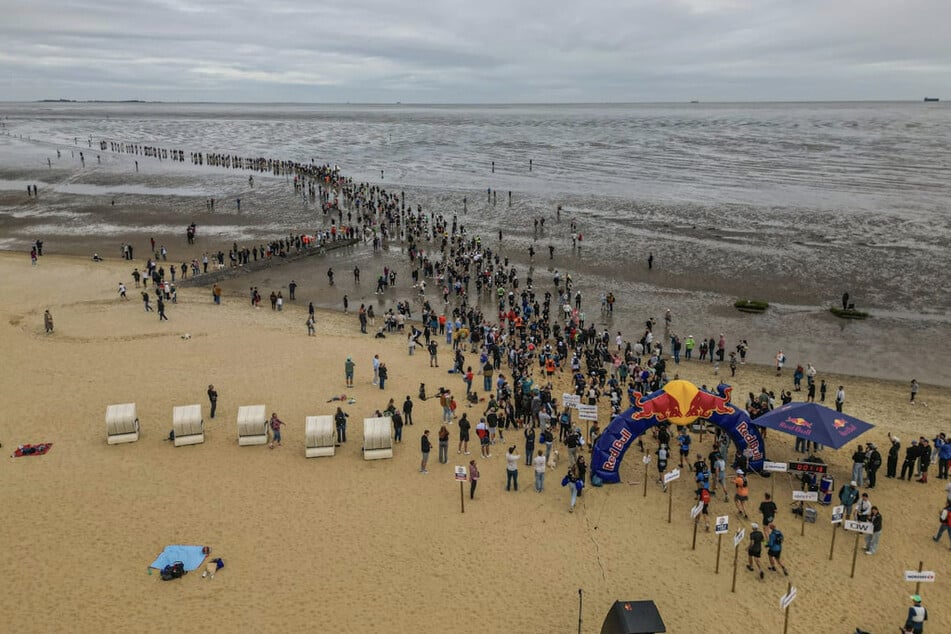 Am Sonntag trotzten knapp 500 Teilnehmende beim weltweit ersten "Red Bull Wattlauf" den Gezeiten.