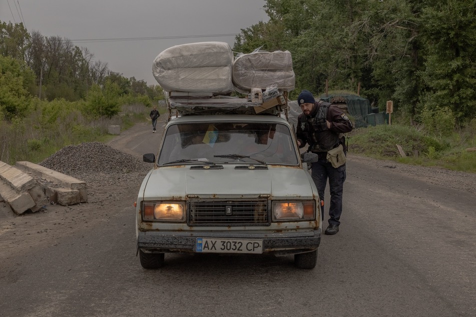 Russischen Streitkräfte rücken seit letzter Woche in der Region immer mehr vor und beschießen Siedlungen entlang der Grenze. Bewohner der Region fliehen daher seit dem in andere Landesteile.