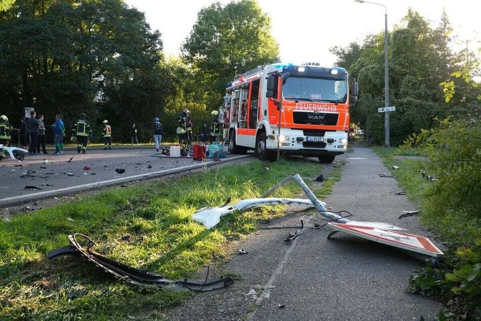 Der tragische Unfall hatte sich am Sonntagabend auf der Probstheidaer Straße ereignet. Die Seniorin wurde dabei von einem Polo erfasst, der infolge eines Zusammenstoßes mit einem Dacia auf den Fußweg geschleudert wurde.