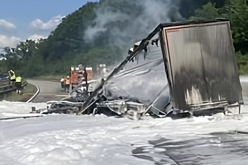 Unfall A5: Feuerwehr löscht brennenden Lkw: Gewaltiges Problem sorgt dann für Mega-Stau