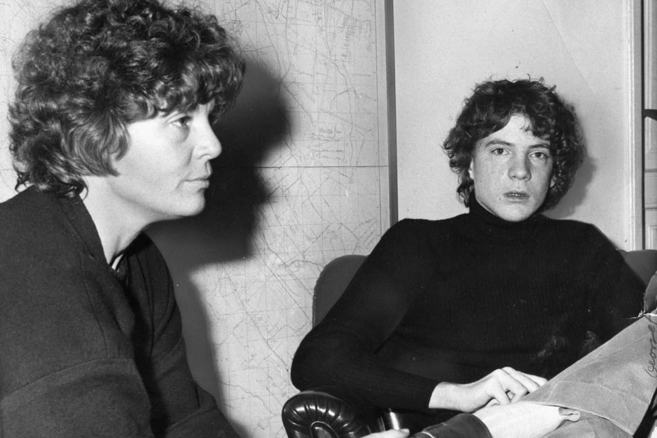John Paul Getty III. (r., damals 16) nach seiner Freilassung. Fünf Monate wurde der Teenager in Rom festgehalten. Die Kidnapper schnitten ihm einen Teil seines rechten Ohrs ab.