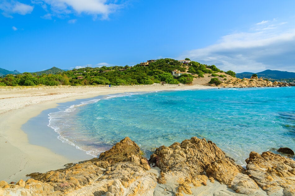 Wer in Sardinien Steine am Strand sammelt, macht sich unter Umständen strafbar.