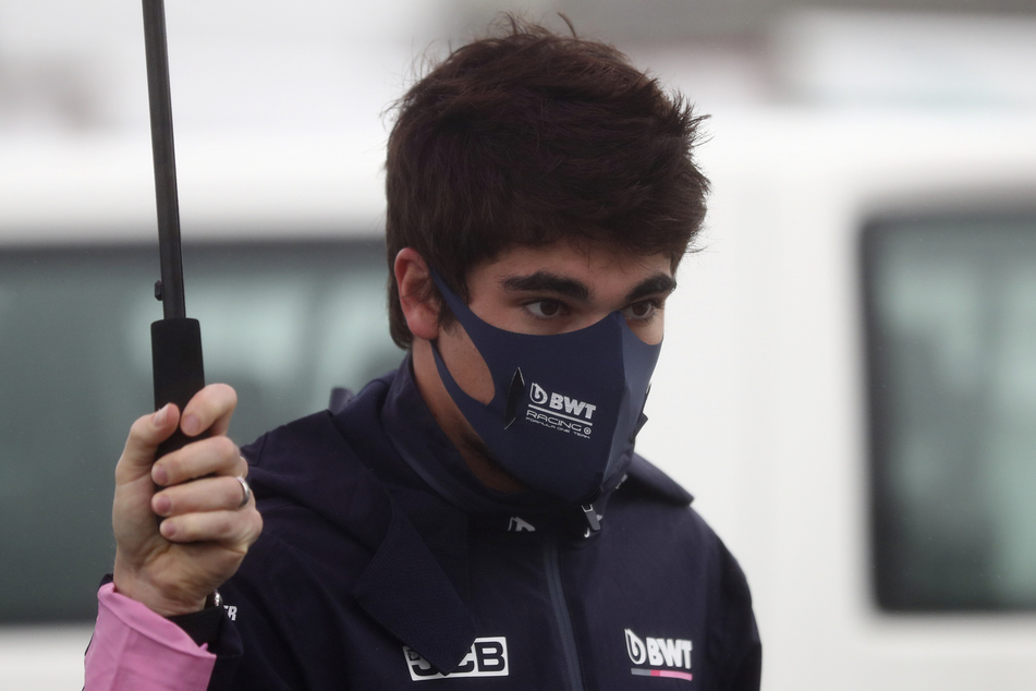 Lance Stroll aus Kanada vom Team Racing-Point geht auf der Nürburgring-Rennstrecke im Fahrerlager spazieren.