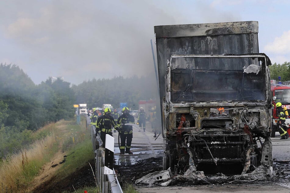 Lkw brennt lichterloh: A19 in Richtung Berlin voll gesperrt