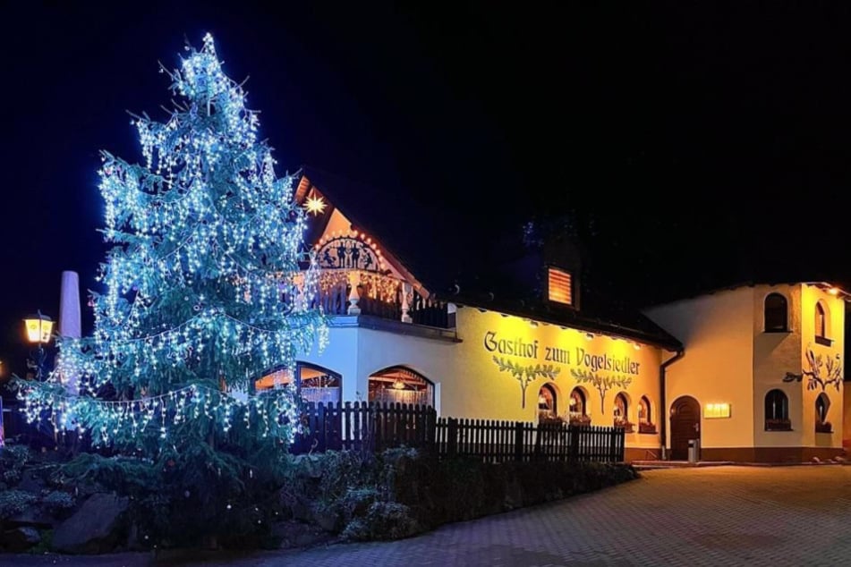 Nach einer schönen Lichterfahrt findet am Gasthof "Zum Vogelsiedler" ein Hutzenabend statt.