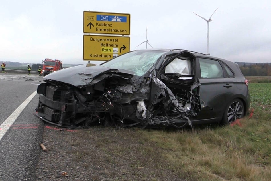 Der schwarze Hyundai wurde massiv beschädigt.