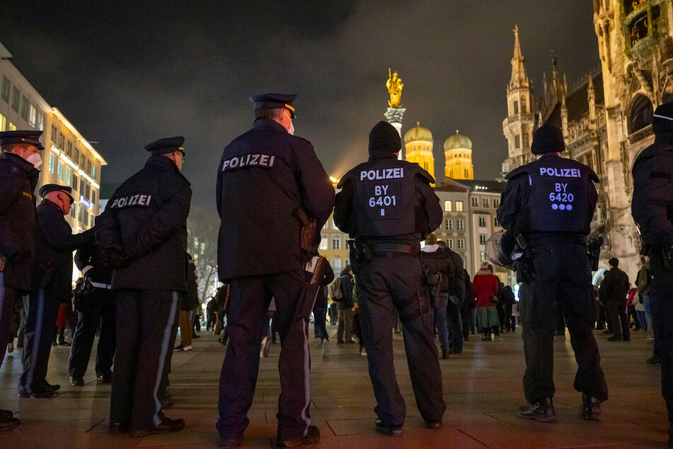 Polizisten stehen in der Innenstadt auf dem Marienplatz. Für den Abend wurden diverse verdeckte Demonstrationen gegen die Corona-Maßnahmen angekündigt.
