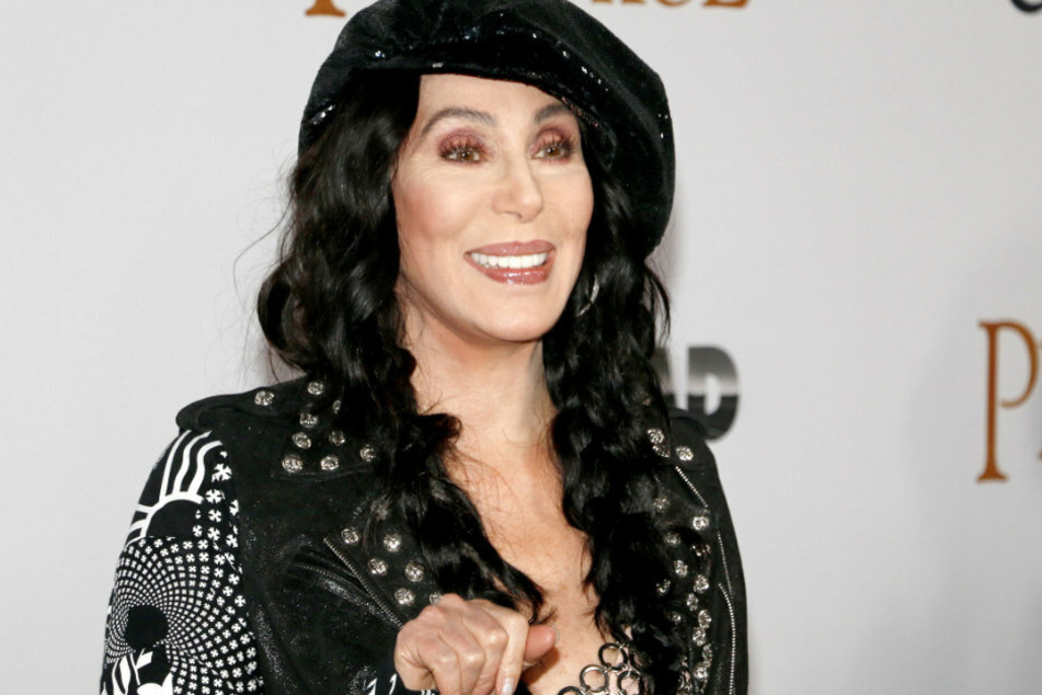 Pop singer Cher (74) wants volunteer for the elections.