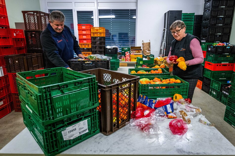 Tafel-Teamleiter Ralf Hutschenreuter (58, l.) und Mitarbeiterin Helga Schulz sortieren Lebensmittel. Bei der Annahme der Spenden stoßen die Tafel-Mitarbeiter immer wieder räumlich an Grenzen.