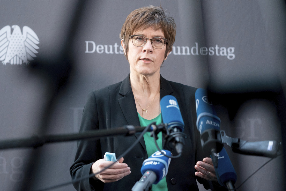Verteidigungsministerin Annegret Kramp-Karrenbauer (58, CDU) hat diszplinare Vorermittlungen gegen den KSK-Kommandeur Markus Kreitmayr eingeleitet.