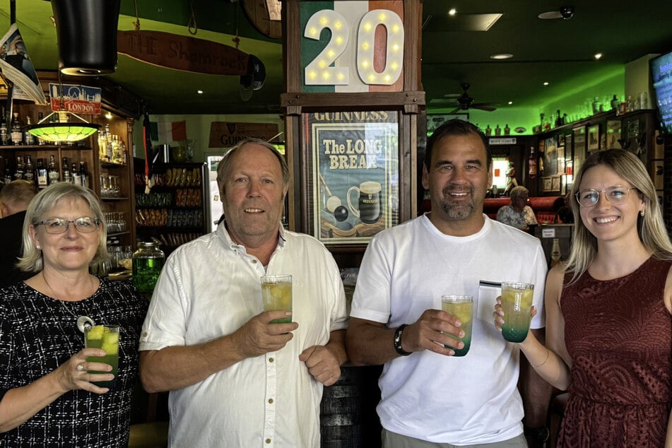 Zum 20. Shamrock-Geburtstag stoßen Silke Beath, Derek Beath, Ulf Kirsten und Carolin Heidenreich (v.l.) an.