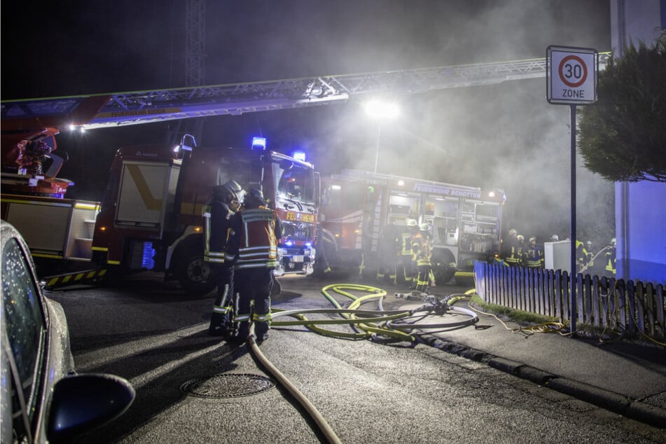 Das Feuer war in der Wohnung im Souterrain des Mehrfamilienhauses ausgebrochen.