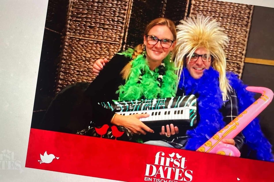 In der Fotobox bei "First Dates" kommen sich die beiden näher.