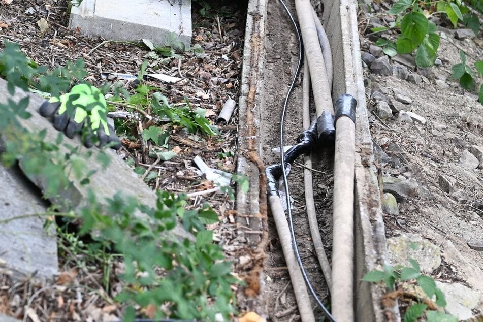 Mehrere Kabel nahe der Bahngleise wurden durchtrennt.