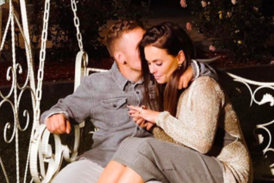 Denisé Kappés (30) und Henning Merten (31) haben sich verlobt.