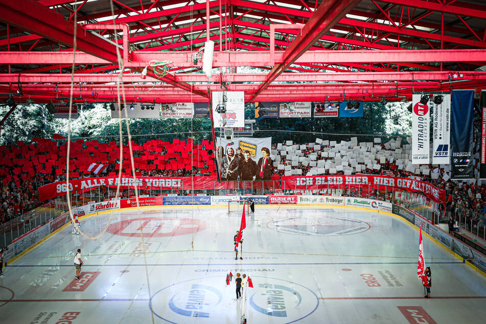 Mit Eurer Unterstützung kann das Team auch nach der Partie gegen die Kassel Huskies mit den Fans feiern.