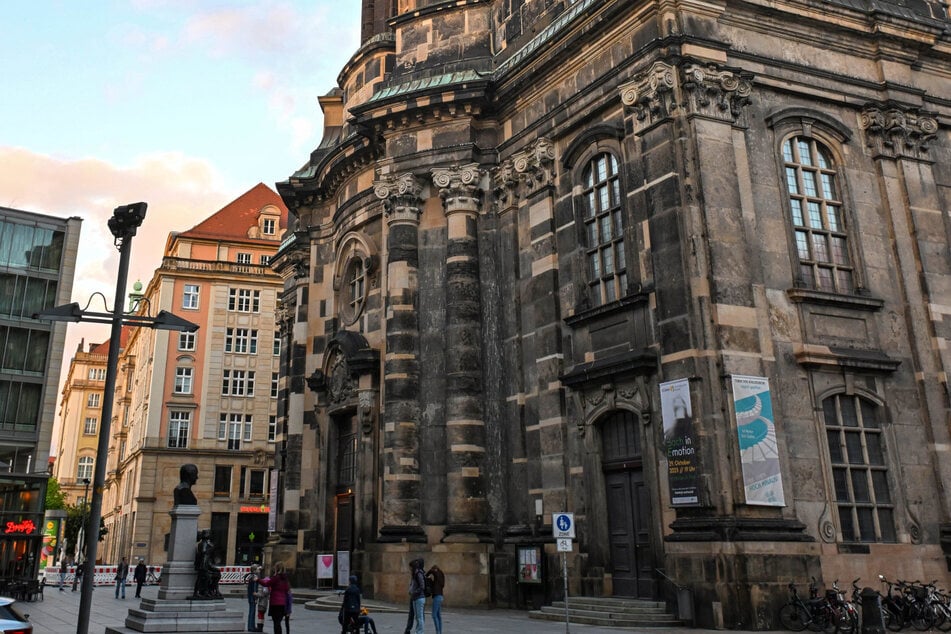 Zwei Männer hatten es am Freitagmittag an der Kreuzkirche auf die Handtasche einer Frau abgesehen. (Archivbild)