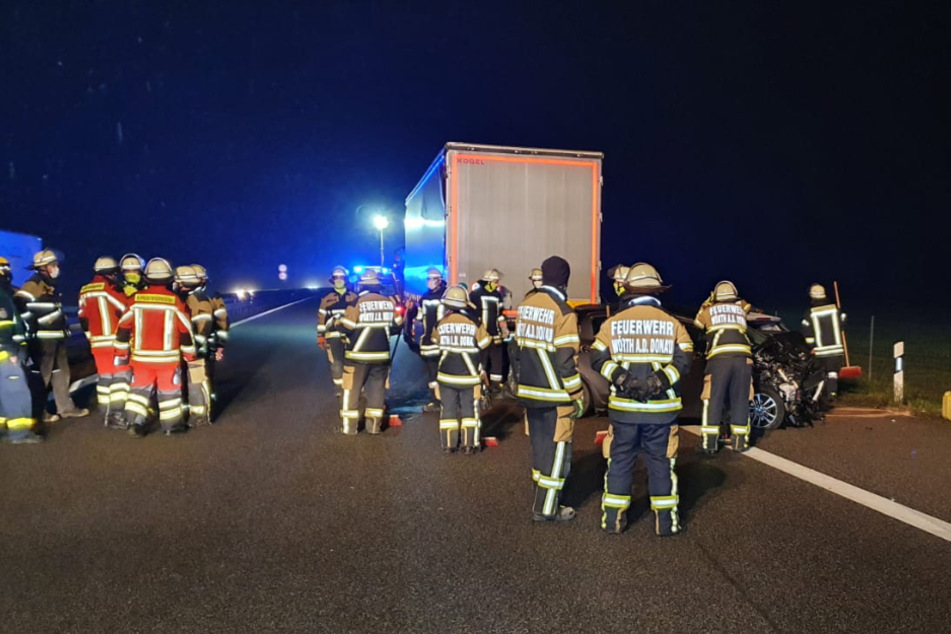Zahlreiche Rettungskräfte stehen an der Unfallstelle auf der A3.