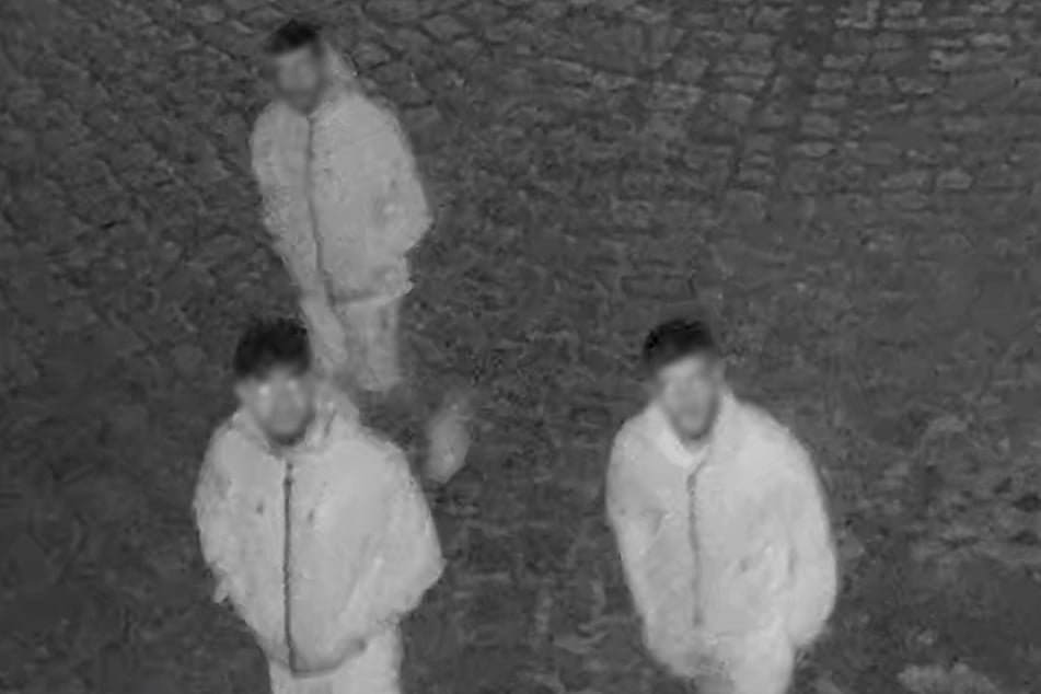 Diese drei Männer brachen in den Club ein.