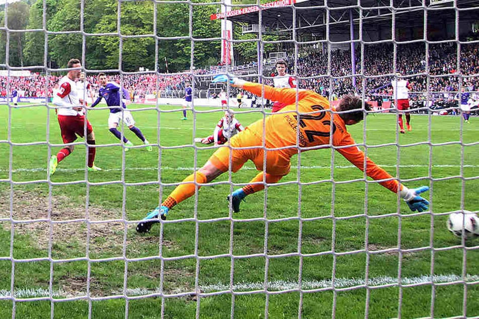 Mario Kvesic schießt das 1:0 und lässt dabei Julian Pollersbeck im Tor des FCK keine Chance.