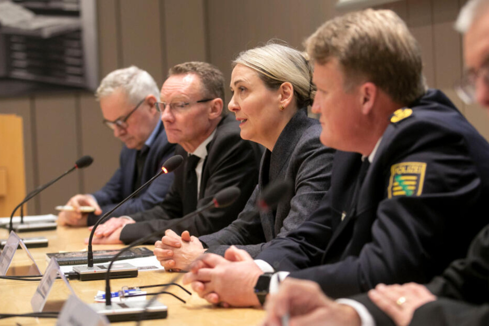 Bittere Stunde: Generaldirektorin Marion Ackermann (2.v.r.) betonte bei der gestrigen Pressekonferenz den unschätzbaren Wert der gestohlenen Pretiosen.